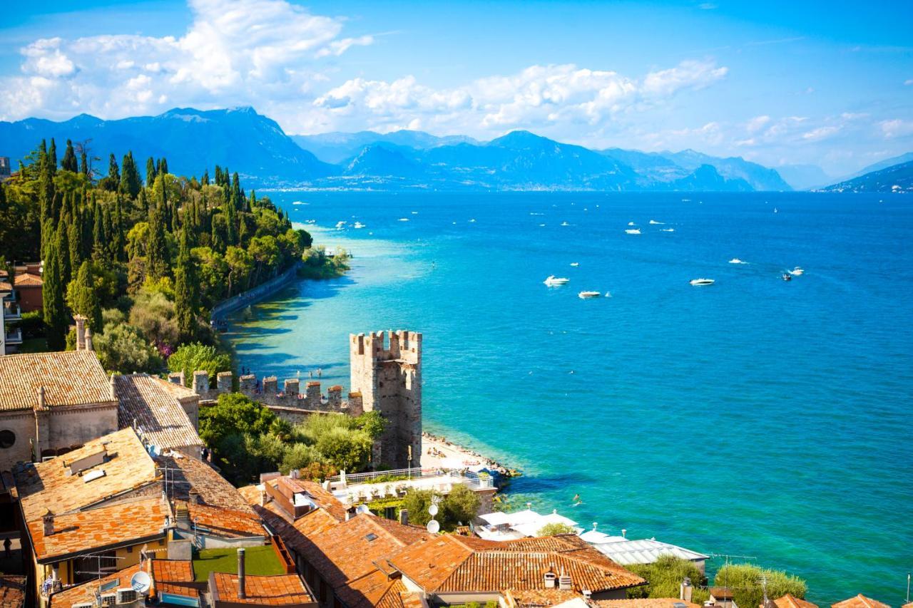 Villa Fiorita Apartments - Happy Rentals Sirmione Bagian luar foto