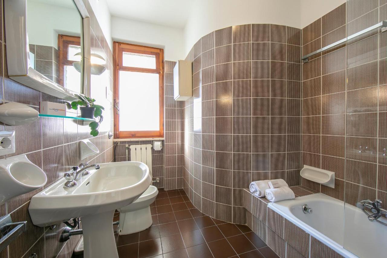 Villa Fiorita Apartments - Happy Rentals Sirmione Bagian luar foto