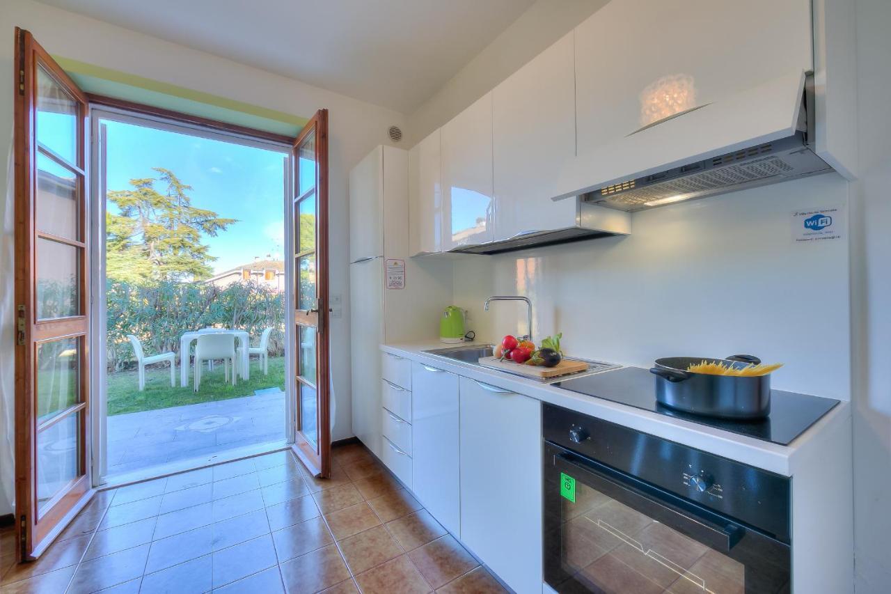 Villa Fiorita Apartments - Happy Rentals Sirmione Bagian luar foto