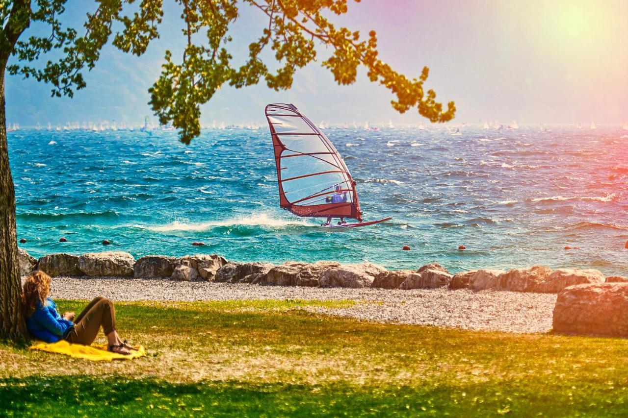 Villa Fiorita Apartments - Happy Rentals Sirmione Bagian luar foto