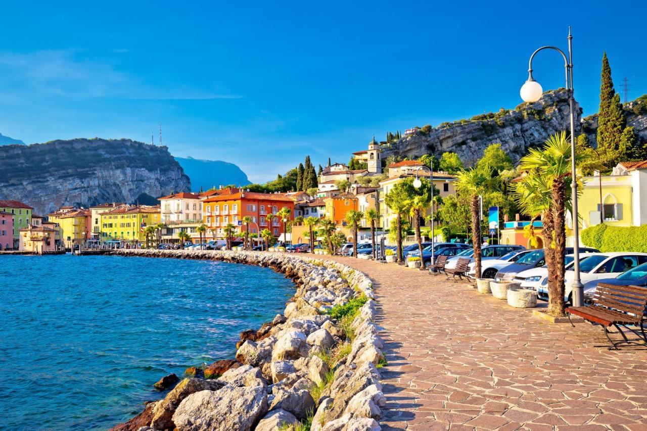 Villa Fiorita Apartments - Happy Rentals Sirmione Bagian luar foto